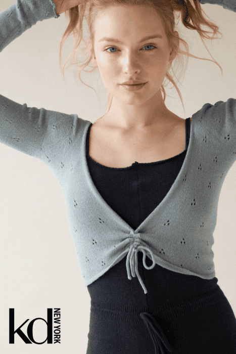 persone wearing a sweater